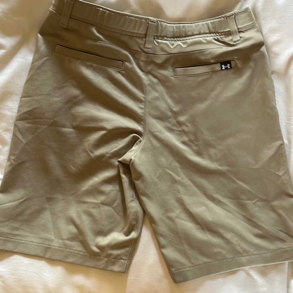 Kacki under armor shorts, size youth large